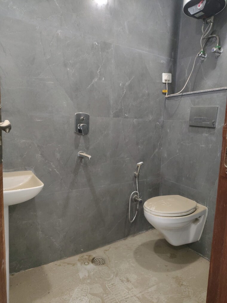 Bathroom, chattarpur 1 Bedroom 500 Sq.Ft. Builder Floor In Chattarpur Delhi 10562928
