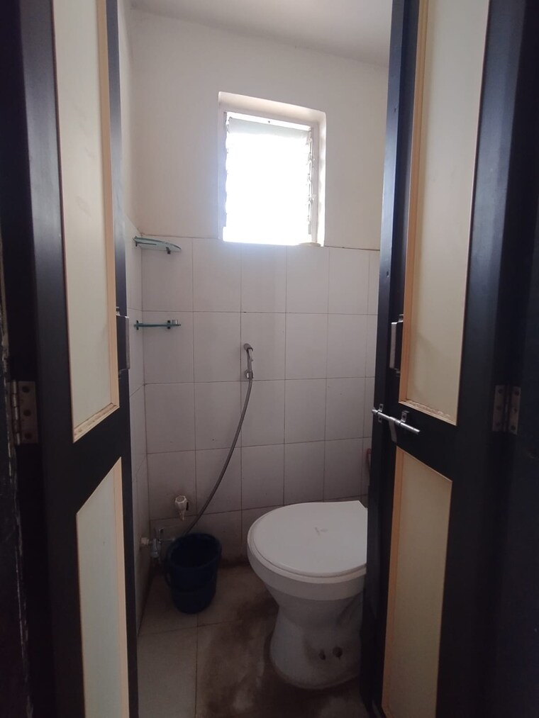 Bathroom, kumar-paradise-pune 2 Bedroom 830 Sq.Ft. Apartment In Magarpatta City Pune 10562933