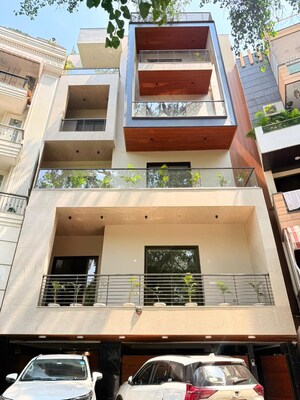 Furnished Amenities in 4 BHK Builder Floor at Nehru Enclave – for Sale