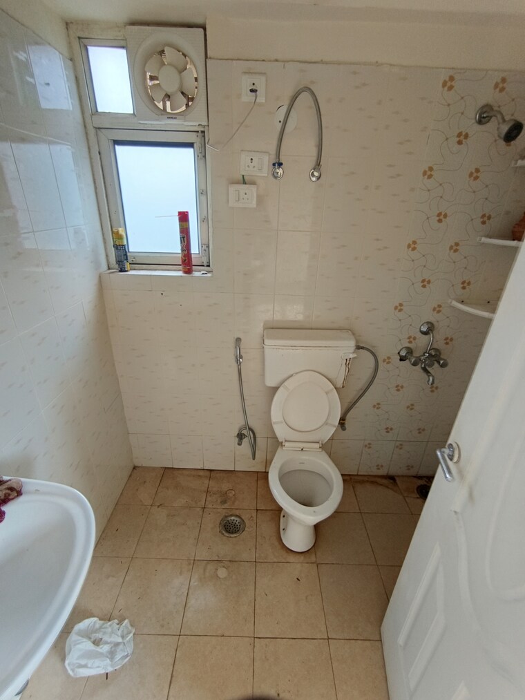 Bathroom, shree-vardhman-mantra 2 Bedroom 800 Sq.Ft. Apartment In Sector 67 Gurgaon 10563131