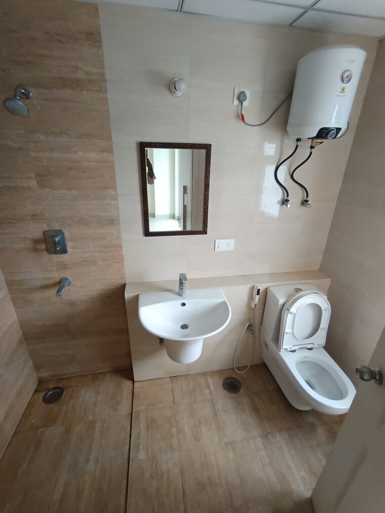 Bathroom, shree-vardhman-victoria 3.5 Bedroom 2150 Sq.Ft. Apartment In Sector 70 Gurgaon 10563172