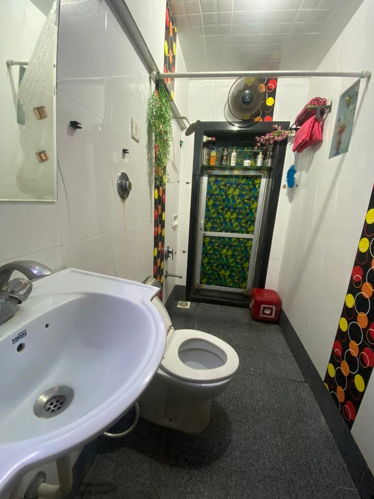 Bathroom, makhdoom-sea-palace 2 Bedroom 500 Sq.Ft. Apartment In Mahim Mumbai 10563184