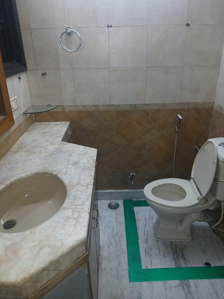 Bathroom, lajpat nagar 4 2 Bedroom 900 Sq.Ft. Builder Floor In Lajpat Nagar 4 Delhi 10563228