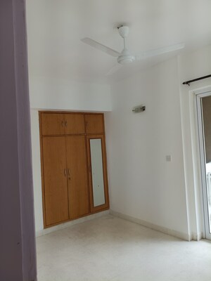Room in 2 BHK Apartment at DLF Regency Park I, Dlf Phase iv – for Rent