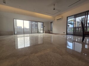 Room in 3 BHK Apartment at Khar West – for Rent