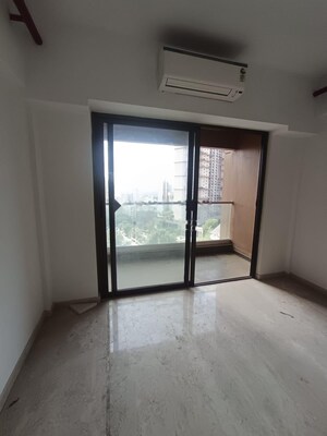 Room in 3.5 BHK Apartment at Kanakia Silicon Valley, Powai – for Rent