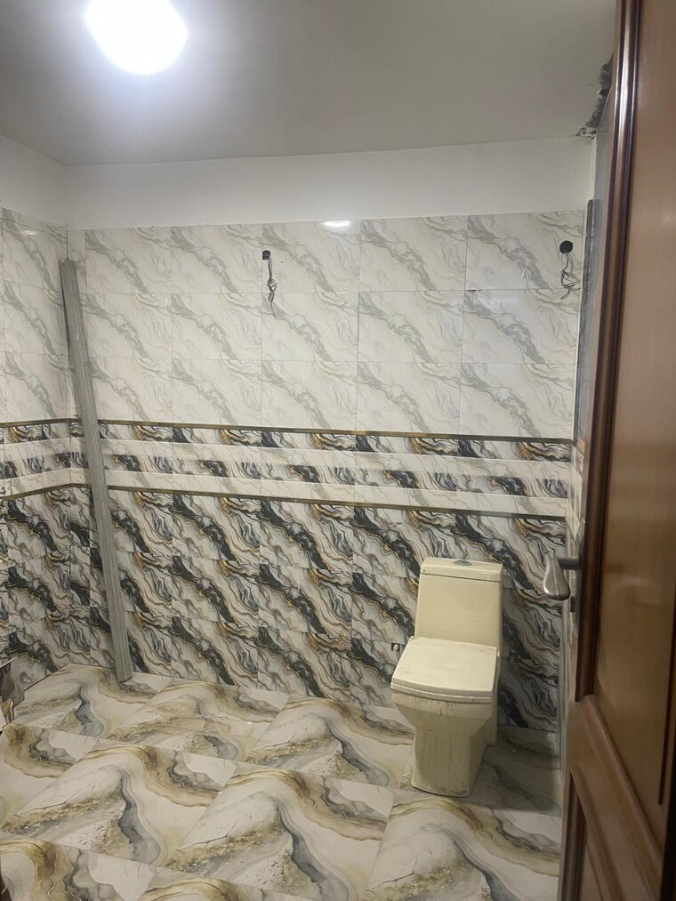 Bathroom, west sant nagar 3 Bedroom 1150 Sq.Ft. Builder Floor In West Sant Nagar Delhi 10563352