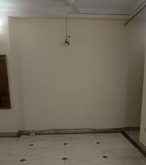 Room in 3 BHK Builder Floor at Dlf Phase I – for Rent