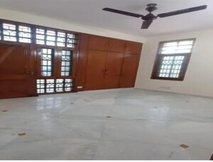 Room in 2 BHK Builder Floor at Dlf Phase I – for Rent