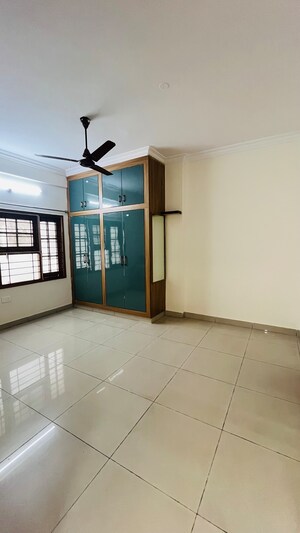 Room in 3 BHK Apartment at Golden Tulip Kondapur, Kondapur – for Rent