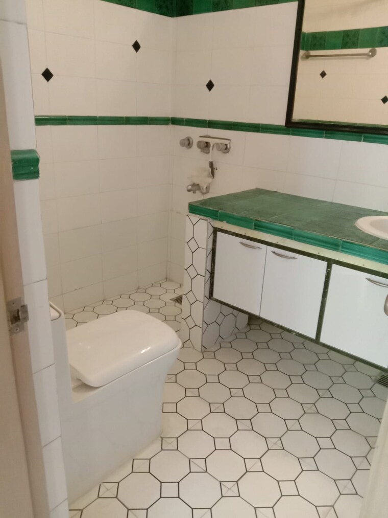 Bathroom, west sant nagar 6+ Bedroom 4500 Sq.Ft. Independent House In West Sant Nagar Delhi 10563475