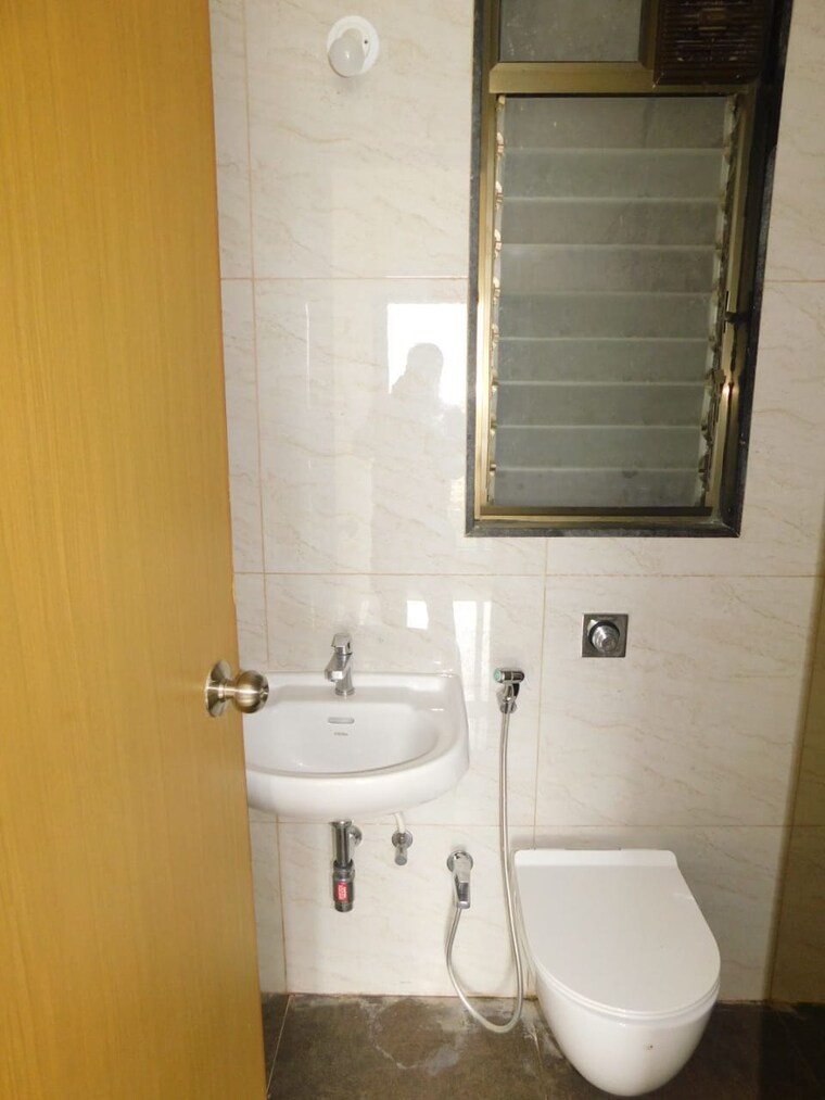 Bathroom, chandak-34-park-estate 2 Bedroom 800 Sq.Ft. Apartment In Goregaon West Mumbai 10563501