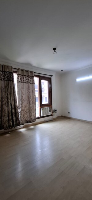 Room in 3 BHK Builder Floor at Pamposh Enclave – for Rent
