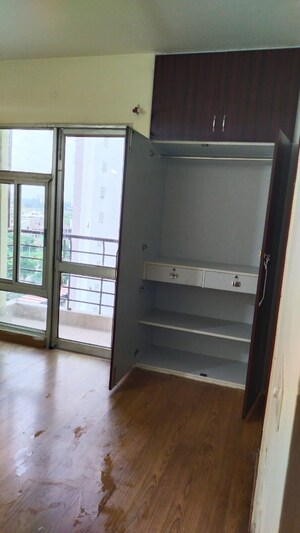 Room in 4 BHK Apartment at Shalimar One World Belvedere Court 3, Gomti Nagar – for Rent