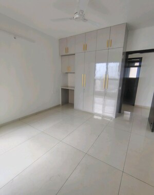 Room in 4 BHK Apartment at Gomti Nagar – for Rent