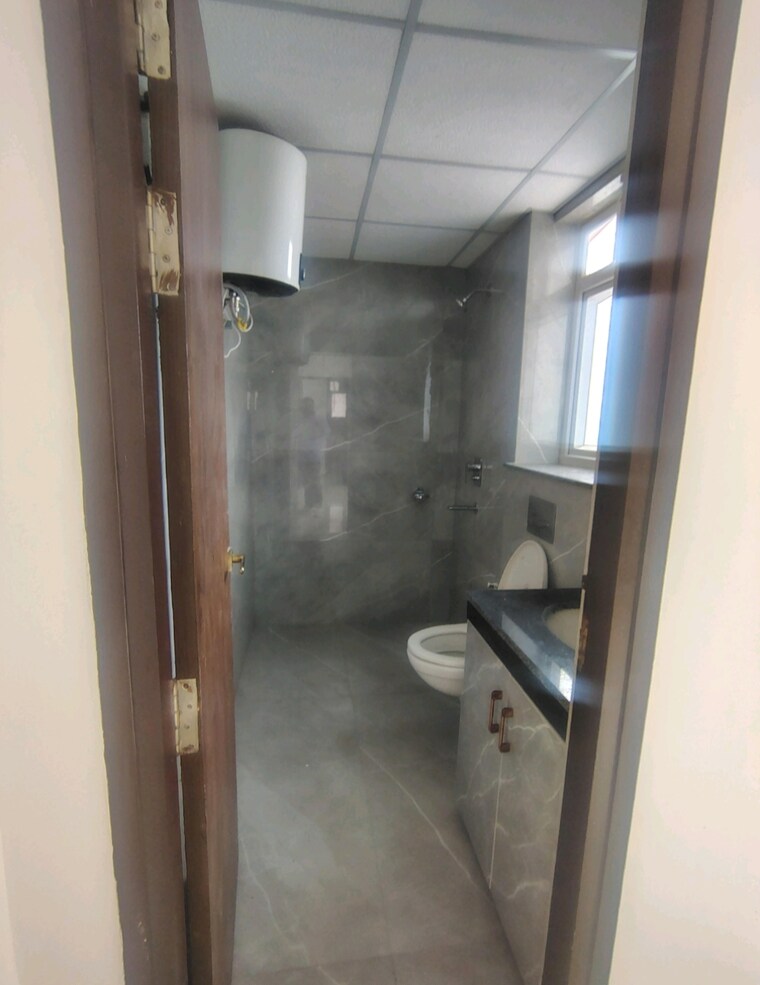 Bathroom, gomti nagar 4 Bedroom 2230 Sq.Ft. Apartment In Gomti Nagar Lucknow 10563588