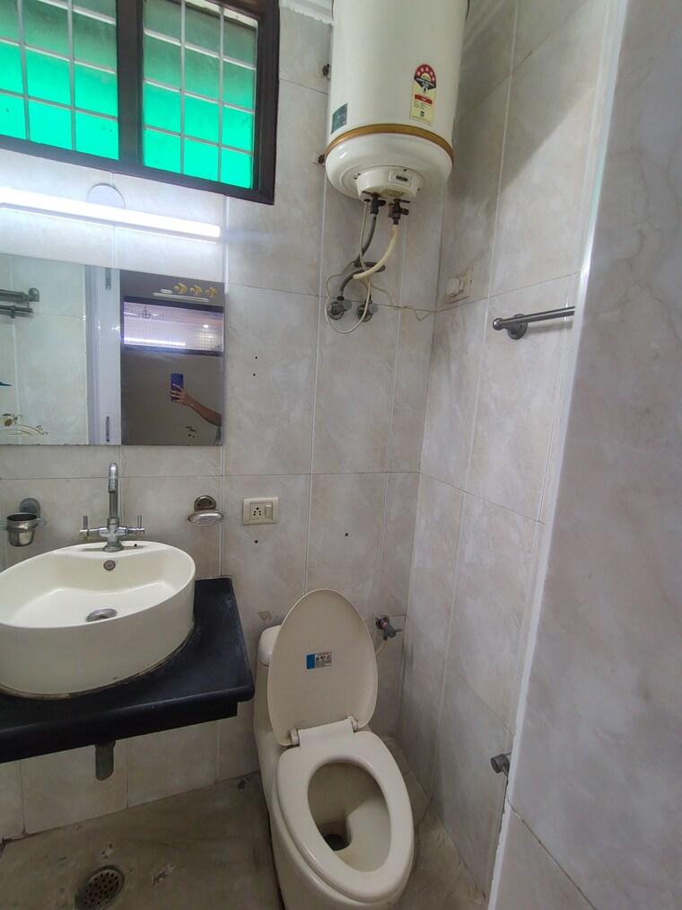 Bathroom, malviya nagar 2 Bedroom 1250 Sq.Ft. Builder Floor In Malviya Nagar Delhi 10563595