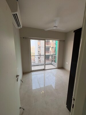 Room in 3 BHK Apartment at Signature Global City 81, Sector 81 – for Rent