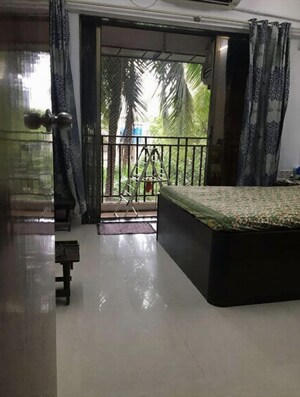 Room in 2 BHK Apartment at Shreeji Apartment Kandivali, Kandivali West – for Rent
