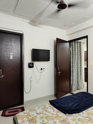Room in 1 BHK Builder Floor at Ansal plaza, Sector 1 Vaishali – for Rent