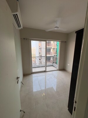 Room in 3 BHK Apartment at Signature Global City 81, Sector 81 – for Rent