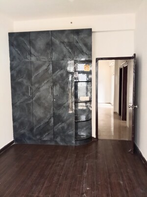 Room in 3 BHK Apartment at Sector 16c Greater Noida – for Rent