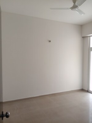 Room in 3 BHK Apartment at Sector 16c Greater Noida – for Rent
