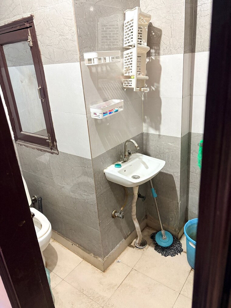 Bathroom, dwarka mor 2 Bedroom 495 Sq.Ft. Builder Floor In Dwarka Mor Delhi 10563928