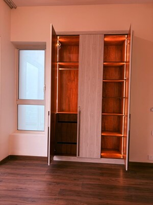 Room in 6+ BHK Apartment at Kalpataru Vista, Sector 128 – for Rent