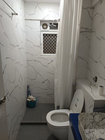 2 BHK Flat for Sale in Khar West, Mumbai