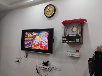 1 BHK Builder Floor for Rent in Rajpur Khurd Extension, Delhi