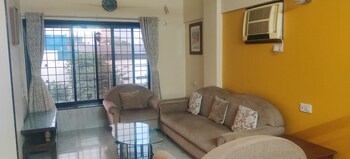2 BHK Flat for Rent in Vile Parle West, Mumbai