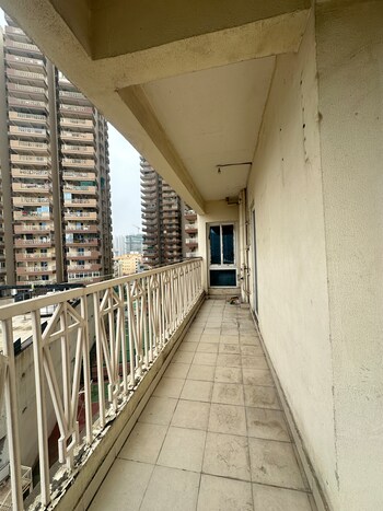 Gaur City 7th Avenue