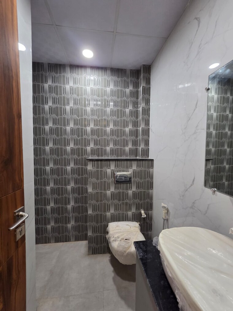 Bathroom, green fields colony 3 Bedroom 1300 Sq.Ft. Builder Floor In Green Fields Colony Faridabad 10595012
