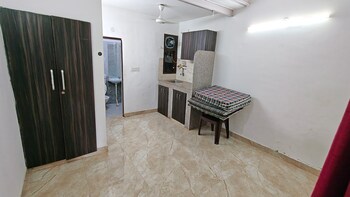 1 RK Builder Floor for Rent in Malviya Nagar, Delhi