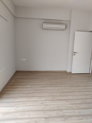 Room in 3.5 BHK Apartment at DLF The Ultima, Sector 81 – for Sale