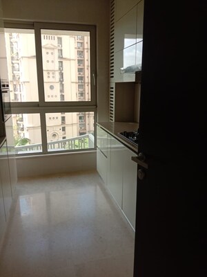 Room in 2 BHK Apartment at Hiranandani Atlantis, Powai – for Rent