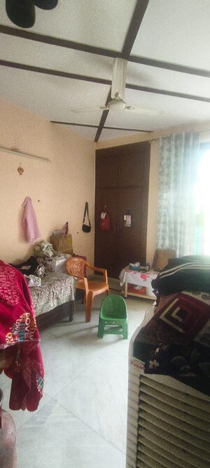 Living Room in 2.5 BHK Builder Floor at Spring Field, Sector 31 – for Sale