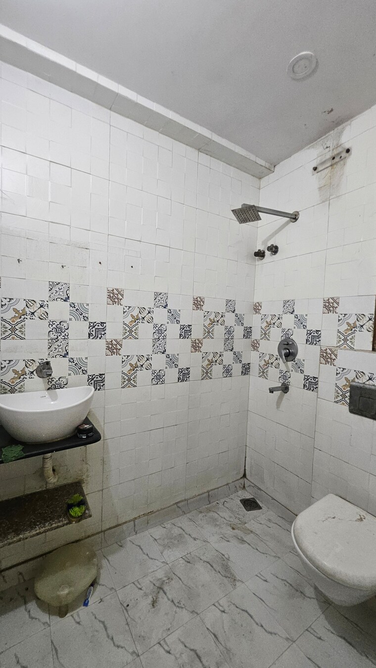 Bathroom, dilshad garden 3 Bedroom 950 Sq.Ft. Builder Floor In Dilshad Garden Delhi 10606219