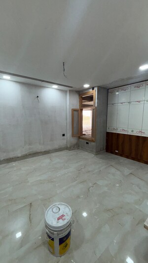 Room in 2 BHK Builder Floor at Sector 16b Greater Noida – for Sale
