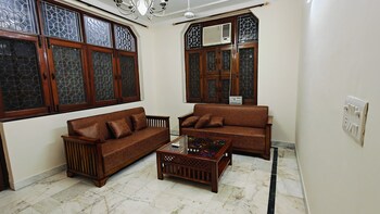 3 BHK Builder Floor for Rent in East Of Kailash, Delhi