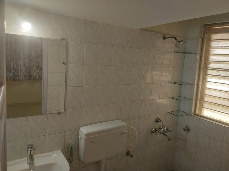 Bathroom, raheja-sunglow 2 Bedroom 900 Sq.Ft. Apartment In Powai Mumbai 10611709