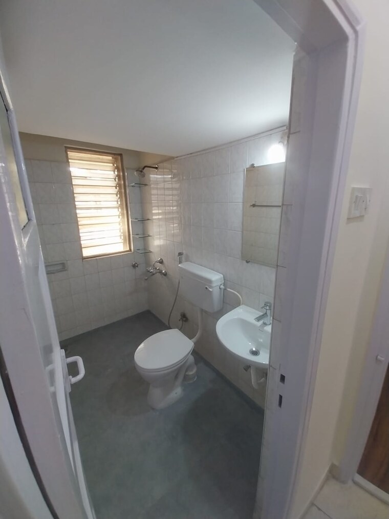 Bathroom, raheja-sunglow 2 Bedroom 900 Sq.Ft. Apartment In Powai Mumbai 10611709