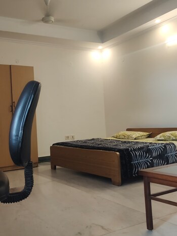 3 BHK Flat for Rent in Nehru Enclave, Delhi