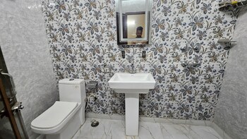 2 BHK Builder Floor for Sale in Dilshad Garden, Delhi