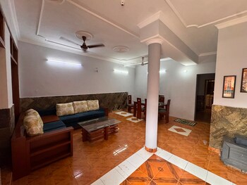 2 BHK Builder Floor for Rent in Sector 19, Noida