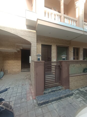 3.5 BHK Villa for Rent in Amrapali Leisure Valley, Greater Noida