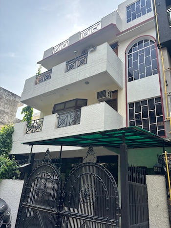 House for Sale in Palam Vihar, Gurgaon