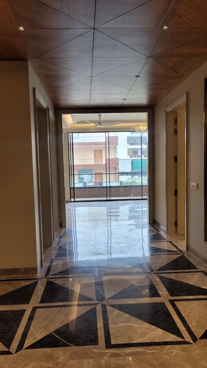 Room in 5 BHK Builder Floor at TDI The Retreat, Sector 89 – for Sale