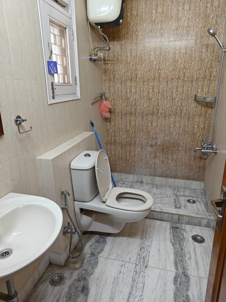 Bathroom, govindpuri 2 Bedroom 550 Sq.Ft. Builder Floor In Govindpuri Delhi 10645894